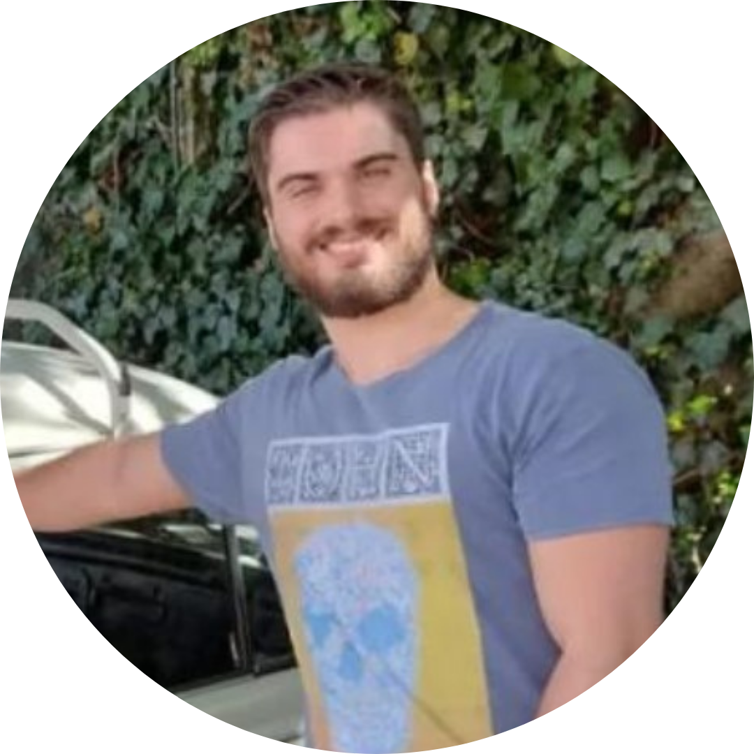 Davi de Oliveira, Desenvolvedor Júnior da CoProdux, sorrindo para a câmera, vestindo uma camiseta azul com estampa de caveira, posando ao lado de um carro em um ambiente ao ar livre.